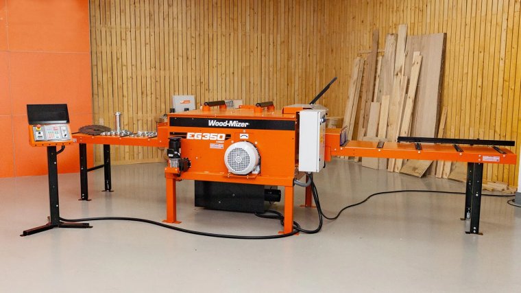 Maszyna EG350 łączy funkcje obrzynarki i wielopiły w jednym urządzeniu (możliwość cięcia materiału o szerokości 550 mm i grubości 100 mm)