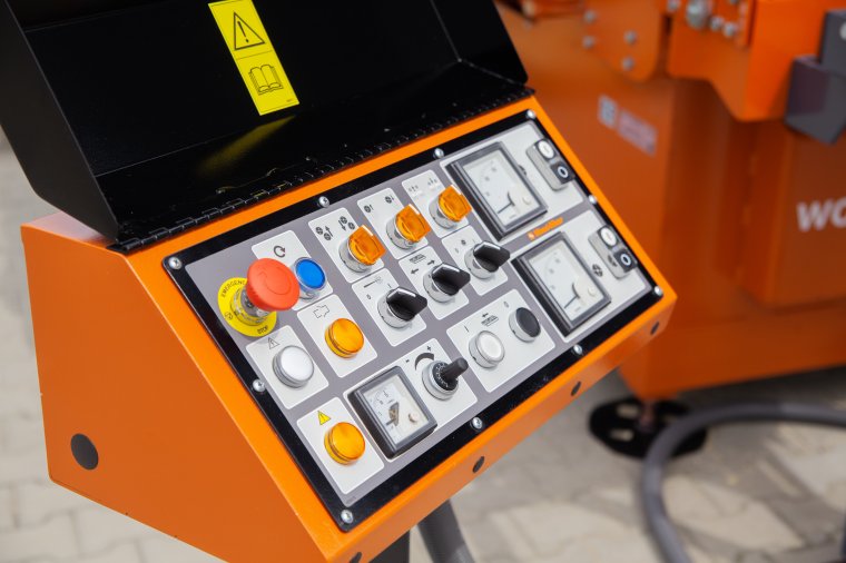 Ergonomiczny, zdalny panel sterowania zapewnia łatwy dostęp do wszystkich niezbędnych funkcji, takich jak awaryjne zatrzymanie, kierunek i prędkość podawania oraz ustawienie pił.