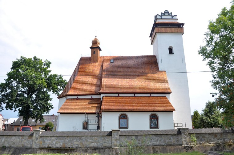 Kościół pod wezwaniem p.w. św. Marcina w miejscowości Krempachy doczekał się nowego dachu. Zastosowano pokrycie z naturalnego gontu łupanego z drewna modrzewiowego. Powierzchnia całego dachu to ponad 600 m2. 