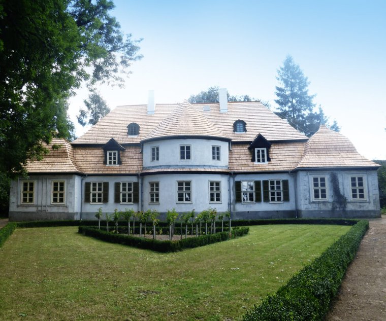 Zabytkowy dwór o bardziej skomplikowanej bryle dachu. Aby, podkreślić unikalny charakter obiektu 