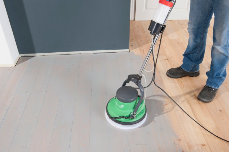 Farby i powłoki do podłóg drewnianych - co wybrać do parkietu i deski?