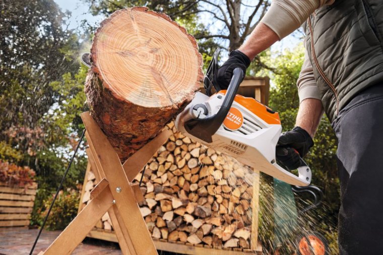 STIHL MSA 80 C-B dobrze pokazuje możliwości pilarki akumulatorowej do zastosowań ogrodowych.