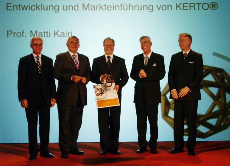 od lewej: Gerald Schweighofer,<br>Kanclerz Austrii Dr. Alfred<br>Gusenbauer, Prof. Matti Kairi,<br>Prof. Alfred Teischinger,<br>Ole Salvén,<br>fot. Schwieghofer-Prize