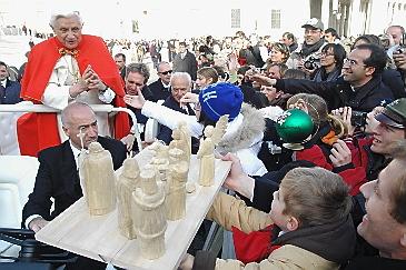 Papież Benedykt XVI wypatrzył na Placu św. Piotra bydgoszczan z ich szopką