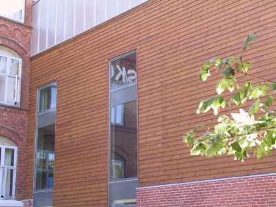 Elewacja budynku wykonana z thermowood