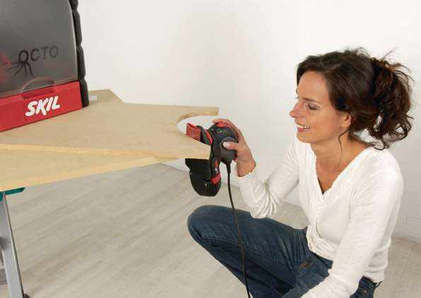 <center>Szlifierką Octo <br>możemy odnowić stolik<BR>fot.:Skil</center>