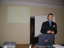 Dr. G.Cofta mówił jak<br>przeciwdziałać pleśnieniu<br>drewna impregnowanego