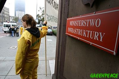 <b><center><small><font color=darkred>Protesty Greenpeace <br>przeciwko niszczeniu <br>Zielonych Płuc Polski<br></b>(Fot. Greenpeace)</font></small></center>