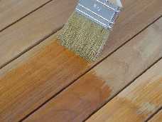 Nanoszenie oleju pędzlem<br>fot. Kurt Obermeier