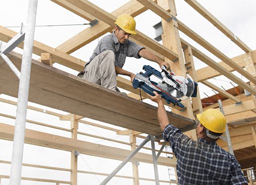 Ukośnica GCM 8S jest lekka, wydajna i niekłopotliwa w transporcie