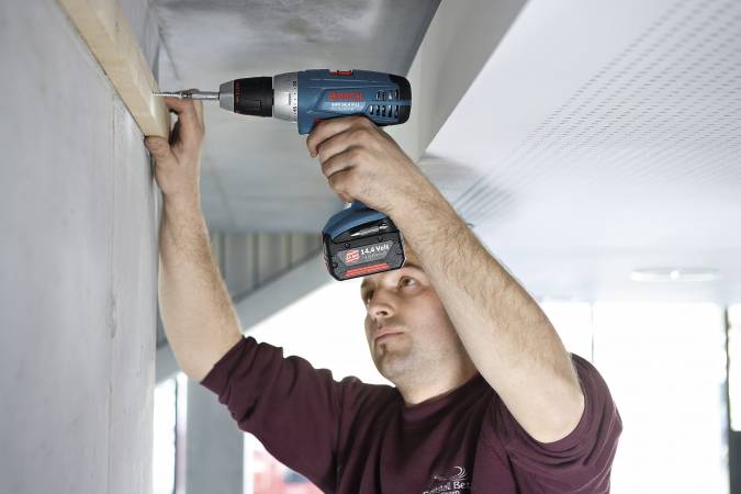 Wkręcenie 210 wkrętów (6x60mm) w miękkie drewno nie stanowi dla modelu o napięciu 14,4 V-LI żadnego problemu