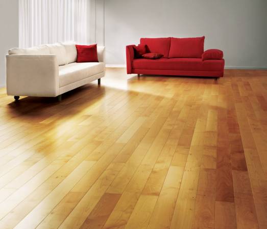 Dulux® Lakier profesjonalny do parkietów skutecznie zabezpiecza drewniane podłogi, zapewniając im długotrwały blask i efektowny wygląd 