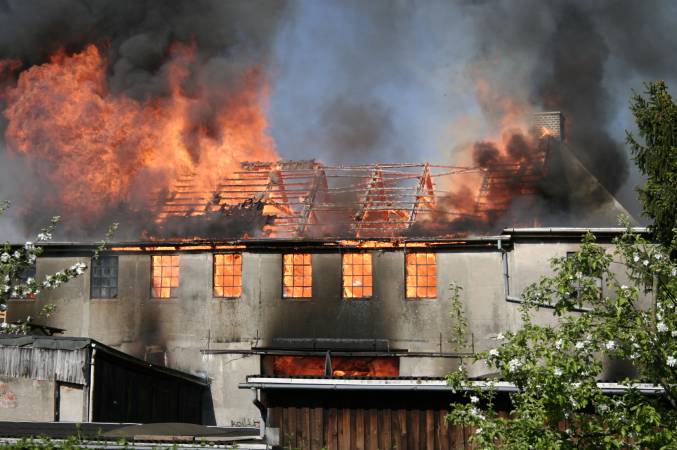 W zdarzeniu lekko ucierpiała jedna osoba. Ze wstępnych szacunków właściciela stolarni wynika, że straty wynoszą ok. 700 tys. zł