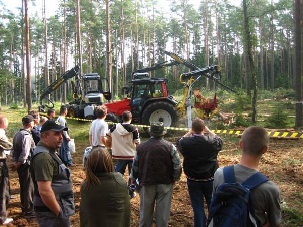 Organizacja targów na terenach leśnych umożliwia prezentację maszyn podczas pracy