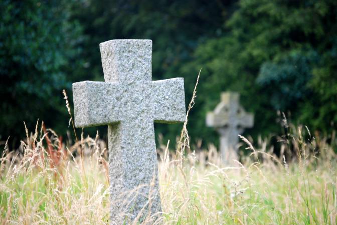 Kilka ocalałych nagrobków, to jedyny ślad po tysiącach ludzi, którzy tu żyli i tu spoczywają