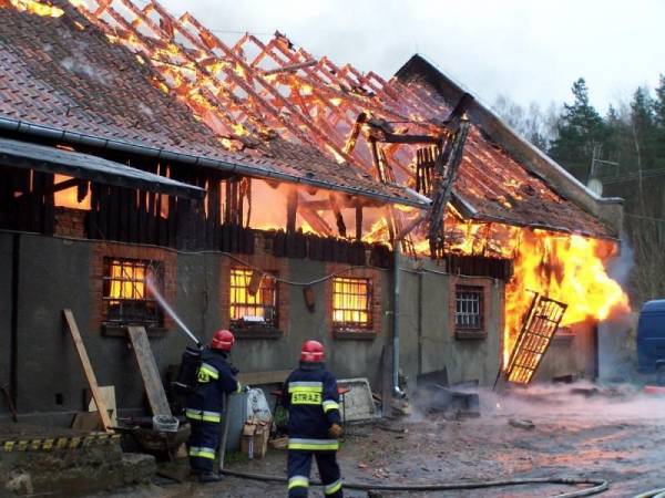 W wyniku pożaru spaleniu uległo poddasze i dach budynku