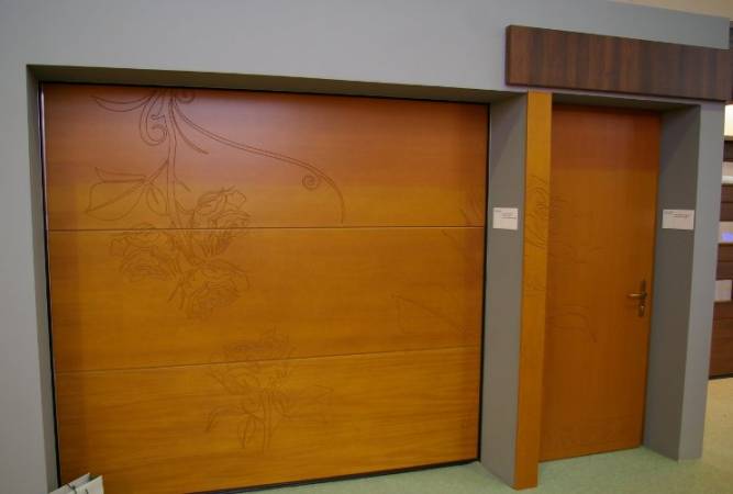 Brama garażowa i drzwi wykonane przez Pozbud - prezentacja na targach Budma 2009