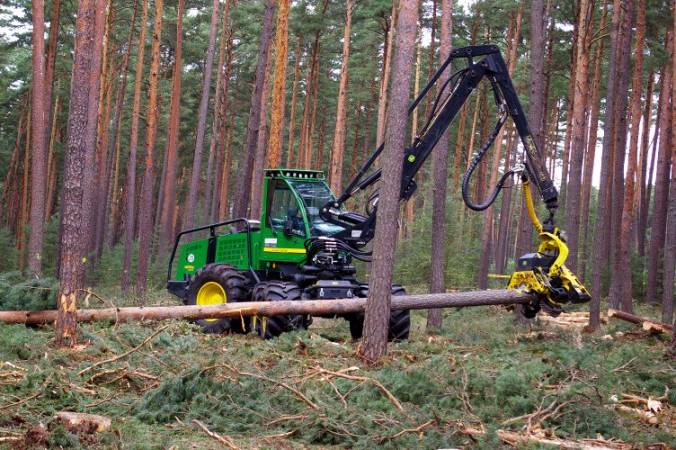 Harvester John Deer podczas pracy
