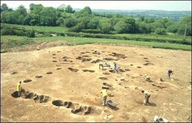 Archeolodzy przy pracy nad drewnianymi kręgami