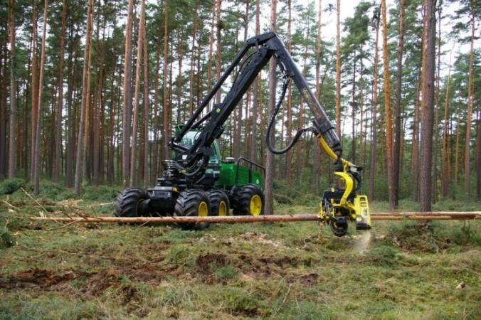 Harwester John Deere podczas pracy
