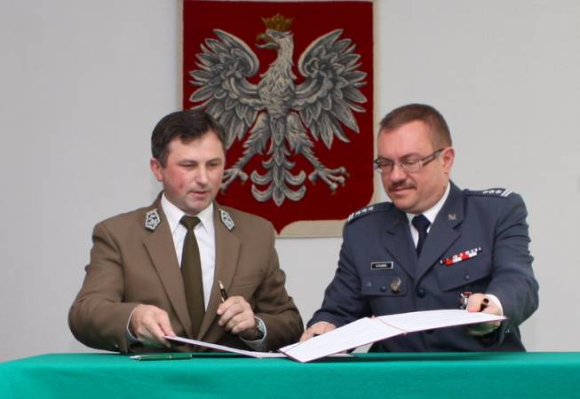Marian Pigan i Kajetan Dubiel podpisują porozumienie o współpracy