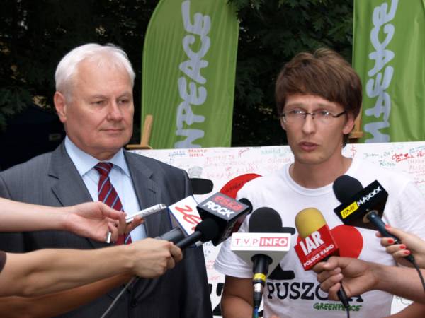 Minister Środowiska Andrzej Kraszewski i dyrektor Greenpeac w Polsce Robert Cyglicki