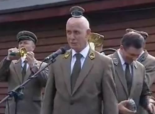 Czapeczkę budżetówkę - symbol leśnych obaw związanych z włączeniem LP do sfery finansów publicznych, prezentuje Janusz Zaleski - Podsekretarz Stanu Ministerstwa Środowiska