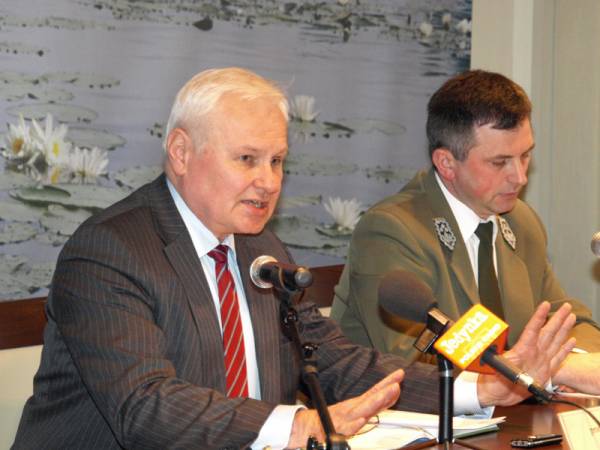 Minister Kraszewski i dyrektor Pigan podczas konferencji prasowej
