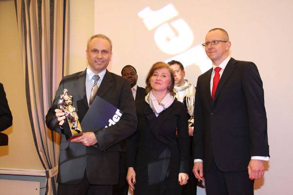 Janusz Komurkiewicz odbiera nagrodę dla Fakro