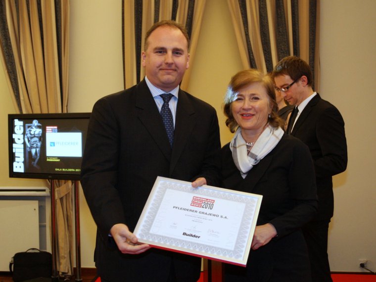 Nagrodę dla Grupy Pfleiderer odbiera Dyrektor ds. Rozwoju Andrzej Zientarski