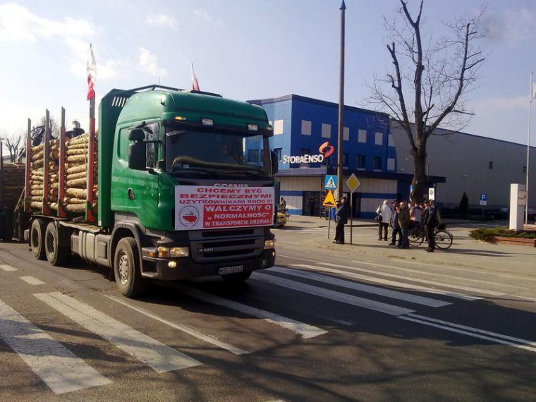 Protest firm transportowych przed zakładami StoraEnso w Ostrołęce