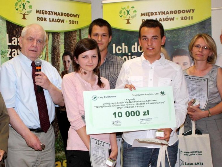 Zwycięski zespół z Puław ze swoją nauczycielką oraz Andrzejem Kawalcem, wiceprezesem Towarzystwa Przyjaciół Lasu i przewodniczącym międzynarodowej komisji konkursowej