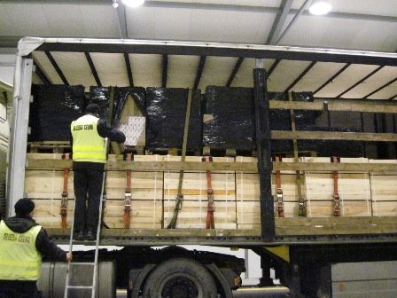 Białostoccy celnicy udaremnili przemyt papierosów ukrytych w transporcie desek