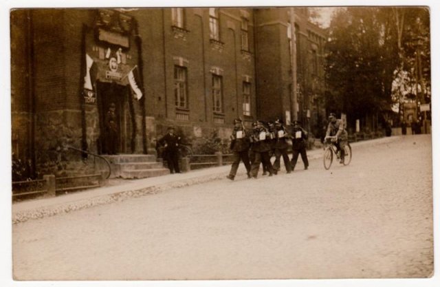 Państwową Szkołę dla Leśniczych w Białowieży otworzono w 1929r.
