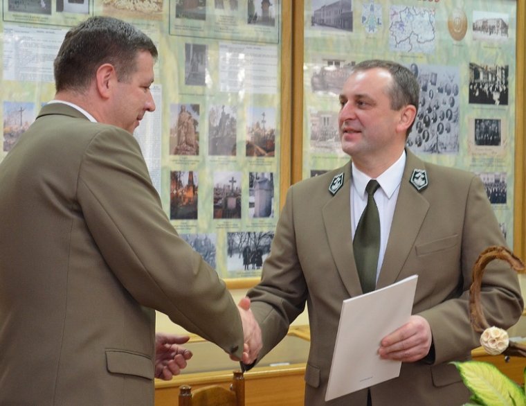 Tomasz Sot przyjmuje nominację od Adama Wasiaka.