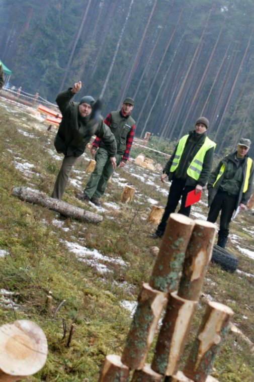 Rzut gumiakiem do celu to jedna z konkurencji dla widzów