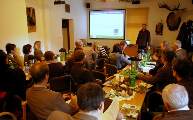 Rafał Szkudlarek opowiada o programie ochrony podkowca małego podczas seminarium w Roztoce Rycerskiej