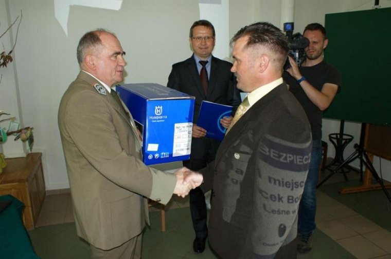 Jacek Borcun odbiera nagrodę za zdobycie I miejsca w konkursie Bezpieczny Las