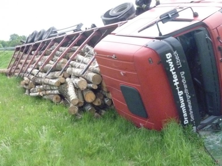Wypadek ciężarówki przewożącej drewno