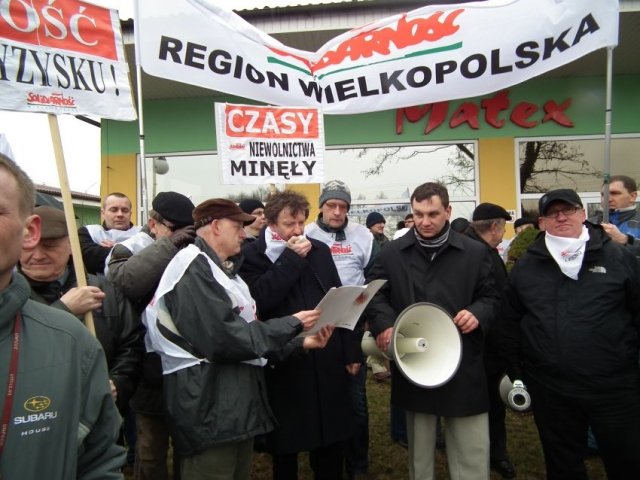 Ubiegłoroczny protest przed fabryką mebli Matex w Starczanowie