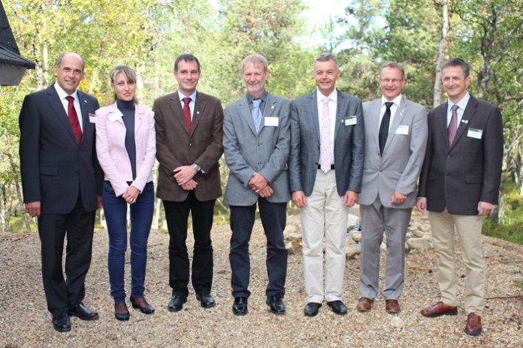 Nowy zarząd UEF. Od lewej stoją: Thomas Baschny, Anna Petrakieva, Michael Diemer, Bjorn Karlsson, Herve Nemoz-Rajot, Ilpo Puputti, Tomasz Markiewicz