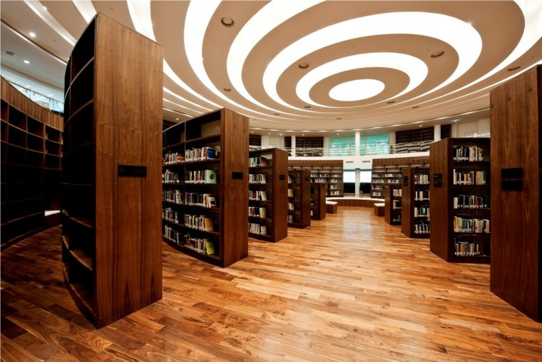 Podłoga z czarnego orzecha amerykańskiego w Biblioteka Uniwersytetu Zayed
