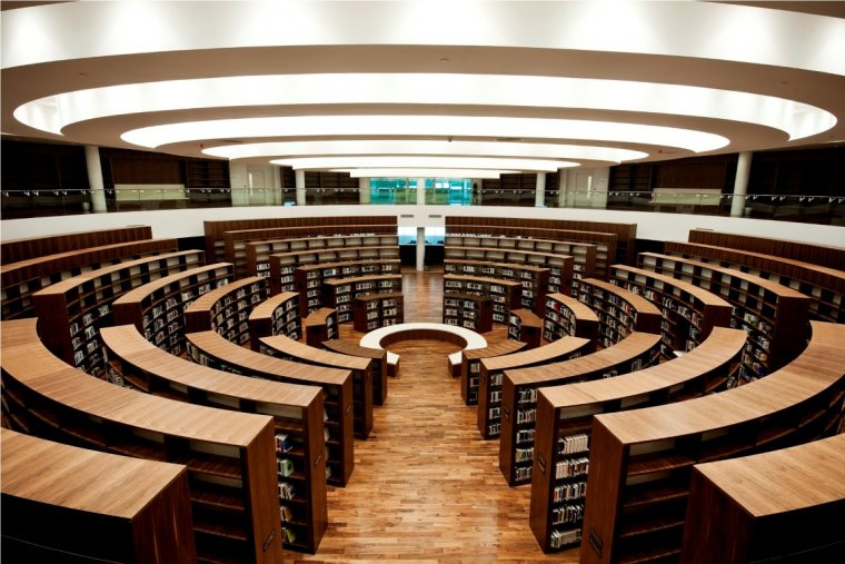 Parkiet z czarnego orzecha amerykańskiego w Bibliotece Uniwersytetu Zayed