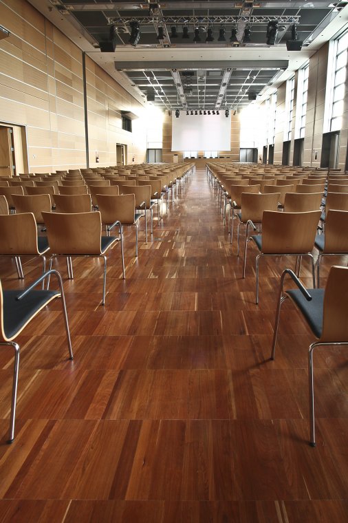 Centrum Konferencyjne w Rimini - na podłodze wiśnia amerykańska