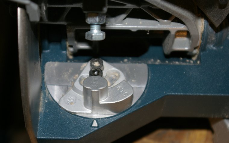 Mechanizm ustawiania pochylenia piły z najpopularniejszymi ustawieniami