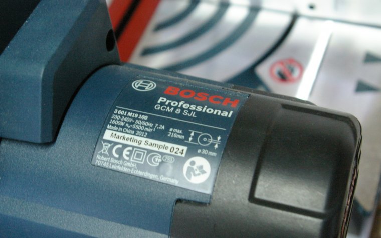 Egzemplarz pokazowy pilarki ukosowej Bosch GCM 8 SJL Professional użytej do testów
