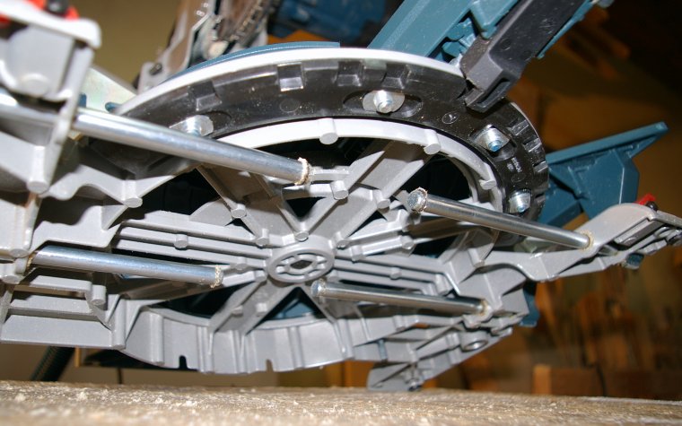 Prowadnice podpórek chowają się pod aluminiowym stołem roboczym. Naszym zdaniem mogłyby być dłuższe.