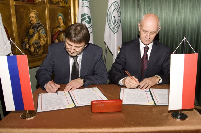 Vladimir Lebedev i Janusz Zaleski podpisują porozumienie o współpracy w leśnictwie