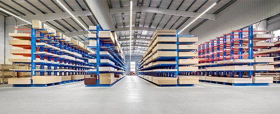 Masywny system magazynowania na ciężkie produkty z drewna.
