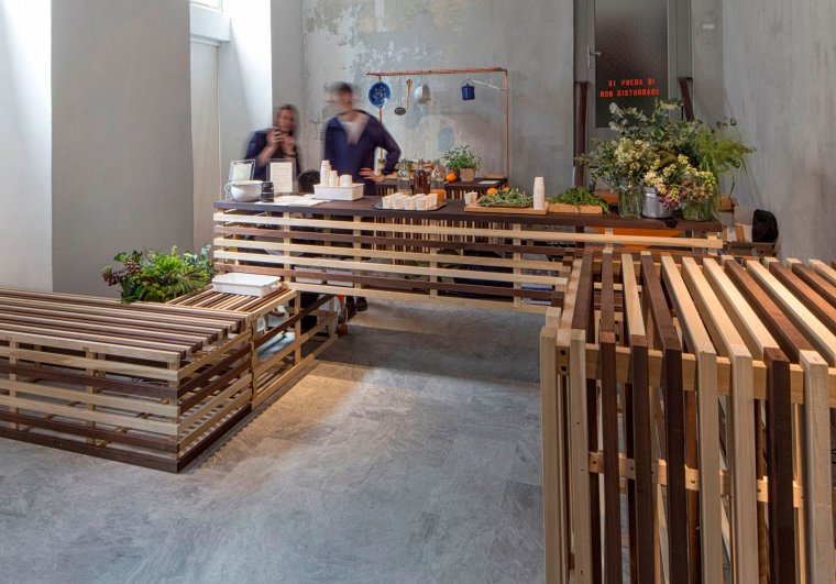 Miks owoców i drewna tulipanowca - oryginalny juice bar na wystawie Wallpaper* Handmade w Mediolanie